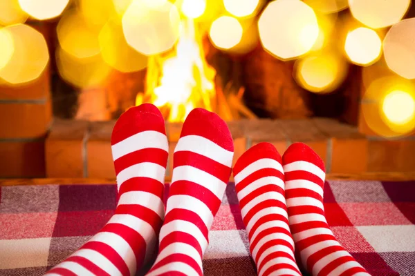 温かみのあるクリスマスの靴下の中の足 — ストック写真