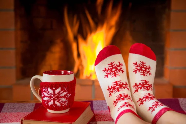 在温暖的圣诞袜子的脚 — 图库照片