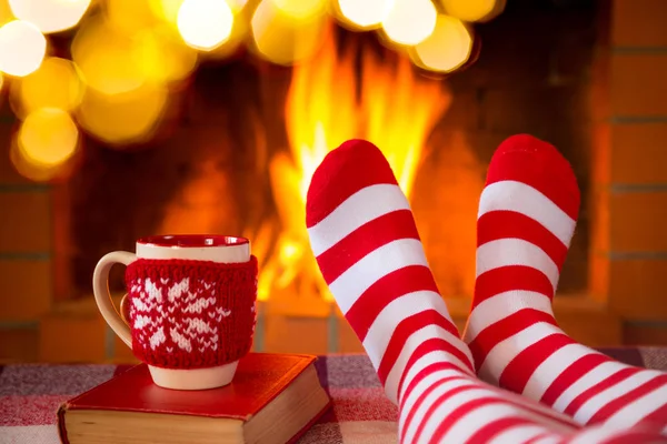 在温暖的圣诞袜子的脚 — 图库照片