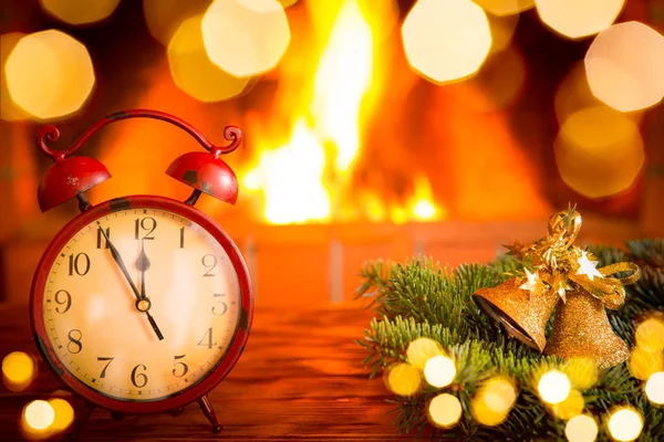 目覚まし時計とクリスマス リース — ストック写真