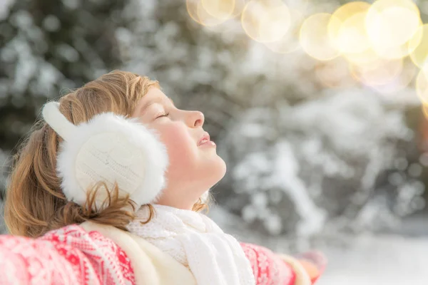 Dziewczyna w snowy zimowych park — Zdjęcie stockowe