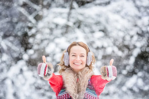 Jovem mulher no parque de inverno — Fotografia de Stock