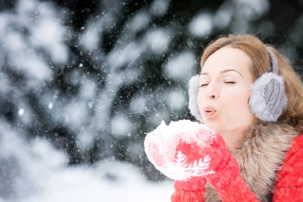 Young woman in winter park — Stock Photo, Image