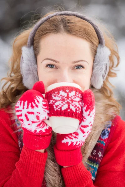 Young woman in winter park — Stock Photo, Image
