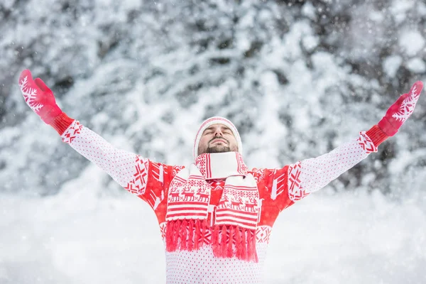 Man in winter park — Stock Photo, Image