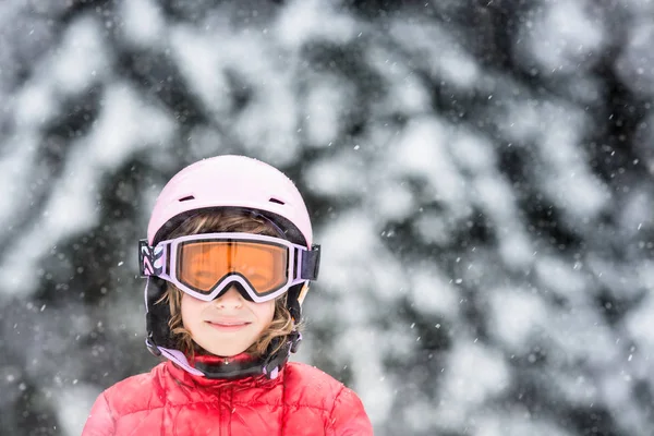 Dívka v lyžařské helmy — Stock fotografie