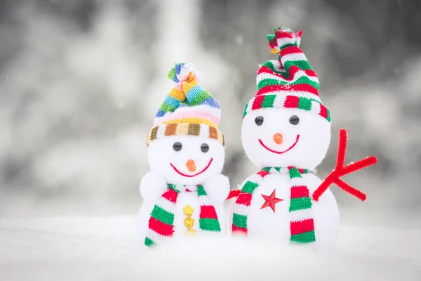 Jouets bonhommes de neige dans la neige en plein air — Photo