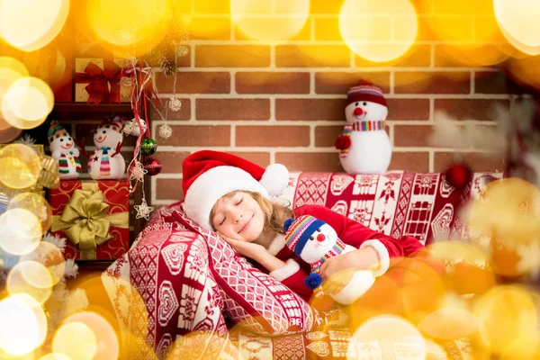 Flicka sover nära fir tree — Stockfoto