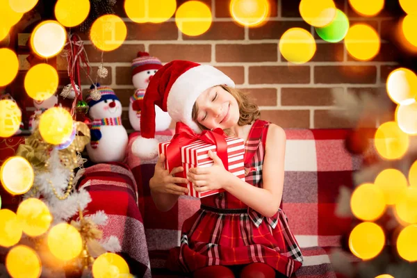 Ragazza in possesso di scatola regalo di Natale — Foto Stock