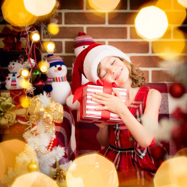 Meisje houden de doos van de gift van Kerstmis — Stockfoto