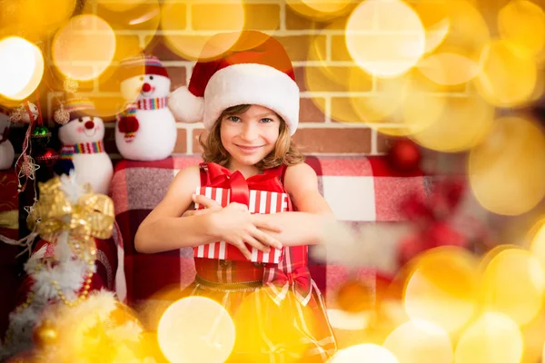 Mädchen mit Weihnachts-Geschenk-Box — Stockfoto