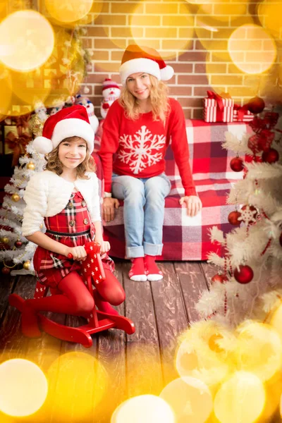 Familia con regalo de Navidad. — Foto de Stock