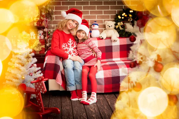 Familj med julklapp. — Stockfoto