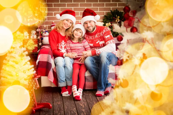 Famiglia con regalo di Natale. — Foto Stock