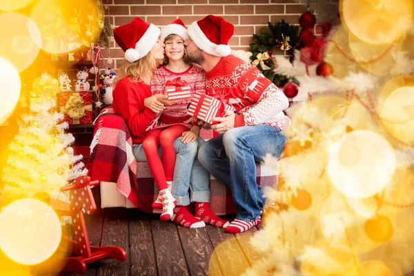 Famiglia con regalo di Natale. — Foto Stock