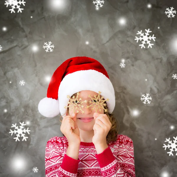 Menina segurando decorações de Natal — Fotografia de Stock