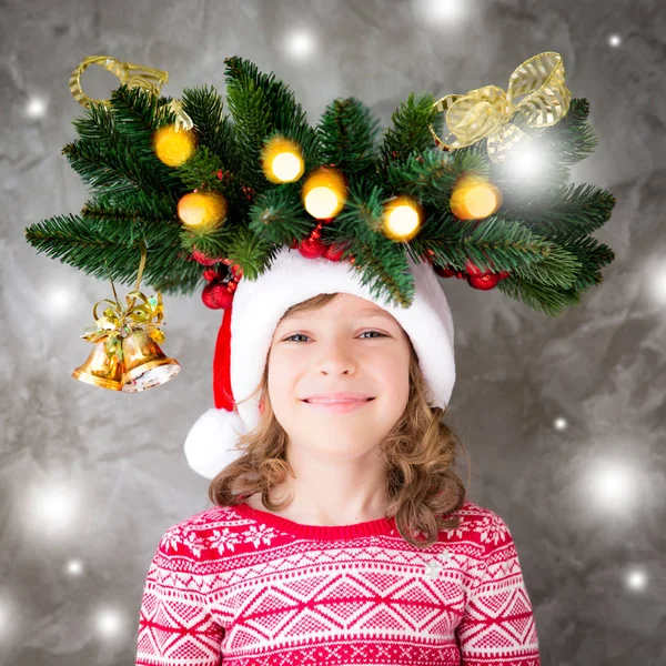 Menina segurando grinalda de Natal — Fotografia de Stock