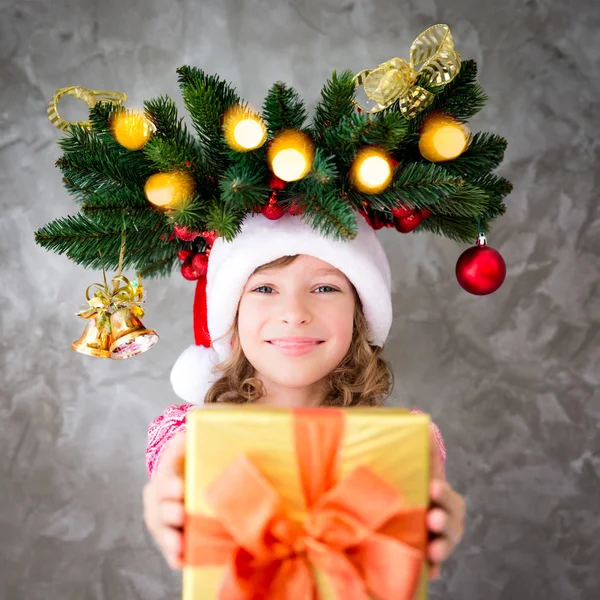 Menina segurando caixa de presente — Fotografia de Stock