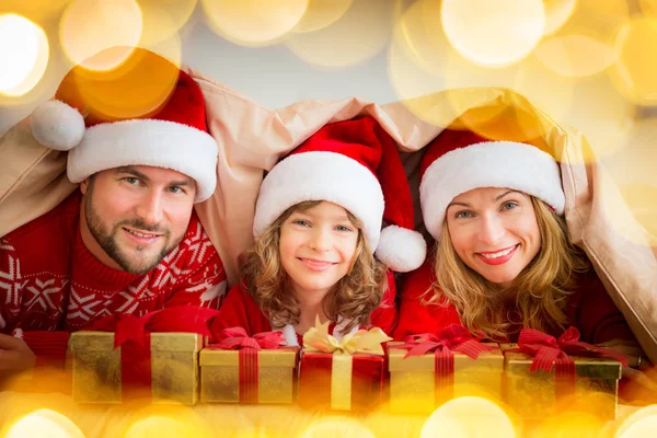 Famiglia felice sdraiata sotto coperta — Foto Stock