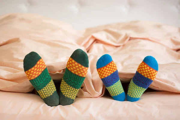 Due paia di piedi in calzini caldi — Foto Stock