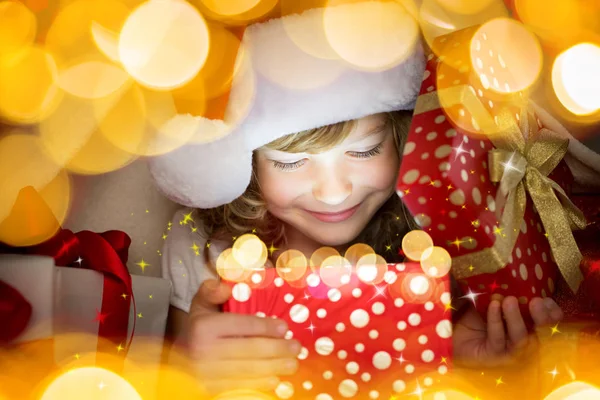 Dívka otevírání vánoční dárek — Stock fotografie