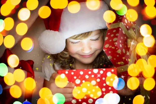 Flickan öppnar julklapp — Stockfoto