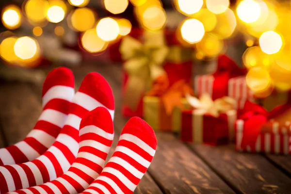Füße in warmen Weihnachtssocken — Stockfoto