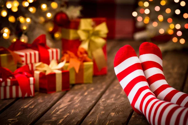 温かみのあるクリスマスの靴下の中の足 — ストック写真