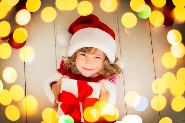 Mädchen mit Weihnachtsgeschenk — Stockfoto