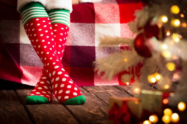 Pés em meias quentes de Natal — Fotografia de Stock