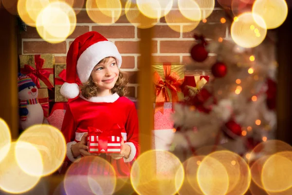 Noel hediyesi tutan çocuk — Stok fotoğraf