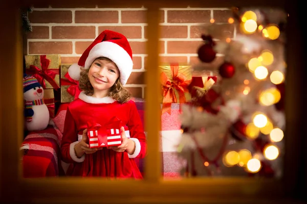 Barnet håller julklapp — Stockfoto