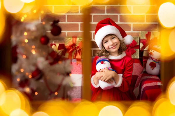 Ребенок держит подарок на Рождество — стоковое фото