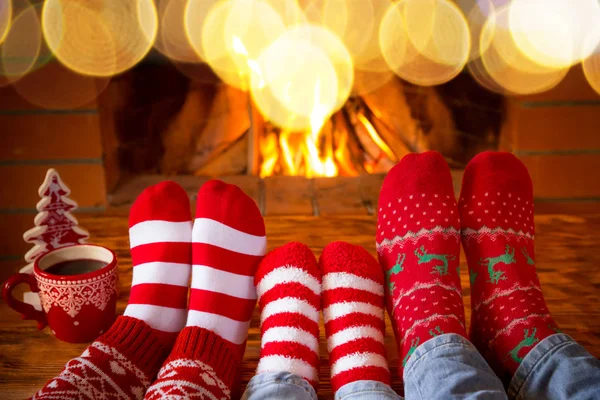 Ноги в теплих різдвяних шкарпетках — стокове фото