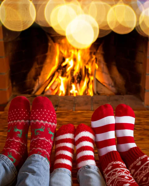 Piedi in caldi calzini natalizi — Foto Stock