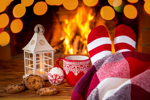 Pés em meias quentes de Natal — Fotografia de Stock