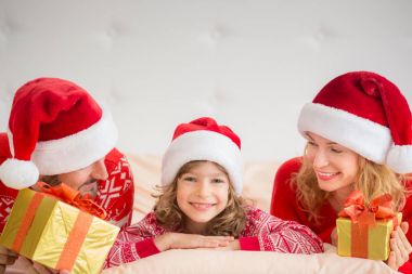 mutlu bir aile yatakta yatarken 