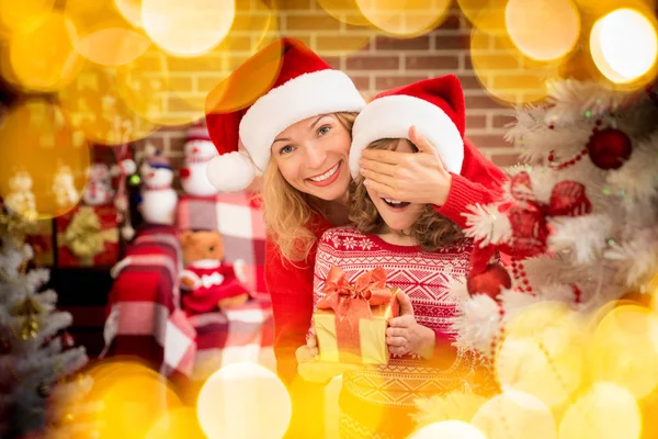 Madre rendendo sorpresa a figlia — Foto Stock