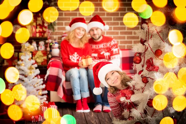 Famiglia con regalo di Natale — Foto Stock