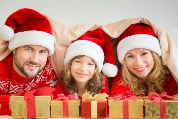 Famiglia felice sdraiata sotto coperta — Foto Stock