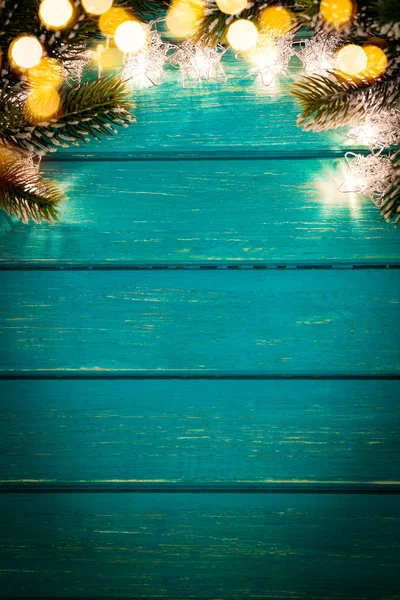 Weihnachtsbeleuchtung mit Fichtenzweigen — Stockfoto