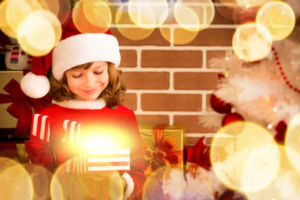 Çocuk Noel hediye açılış