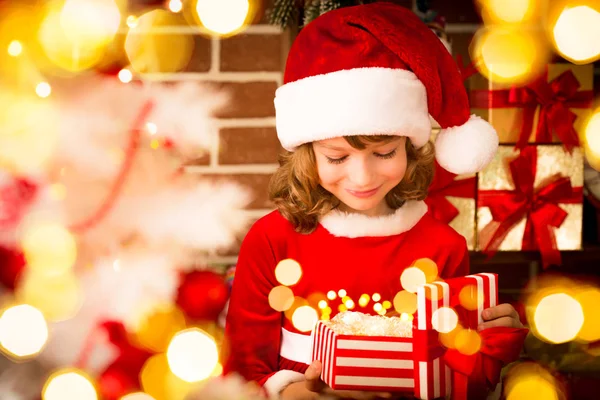 Dítě otevírání vánoční dárek — Stock fotografie