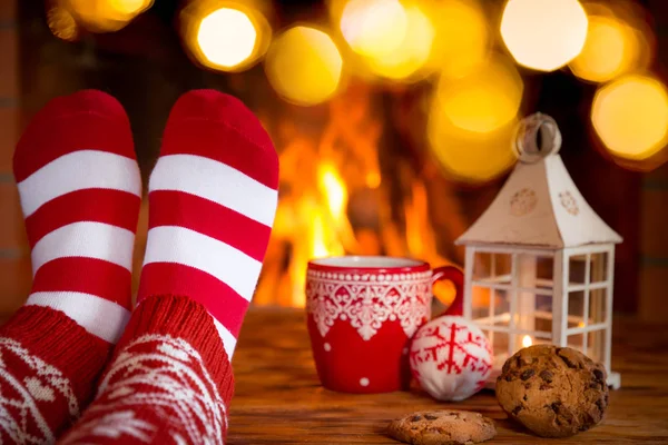 Pies en calcetines cálidos de Navidad — Foto de Stock