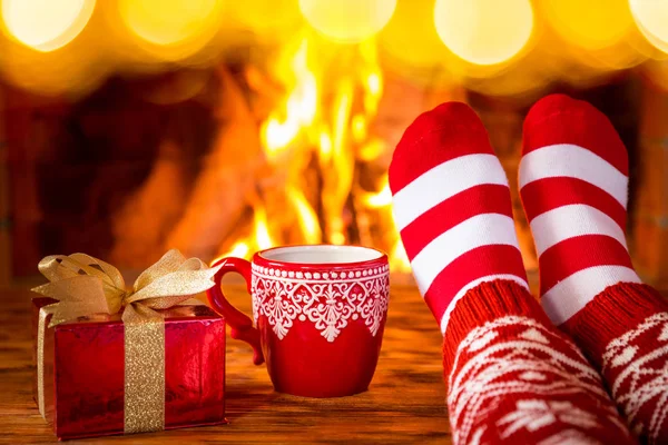 Fötter i varm jul strumpor — Stockfoto