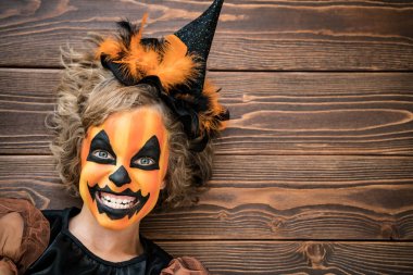 Komik çocuk cadı Kostüm giymiş