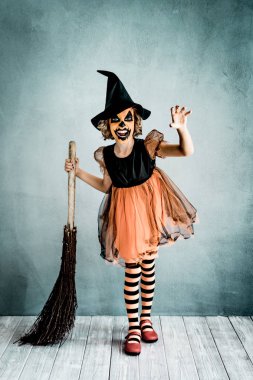 Komik çocuk cadı Kostüm giymiş