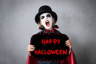Komik çocuk Halloween kılık giyinmiş