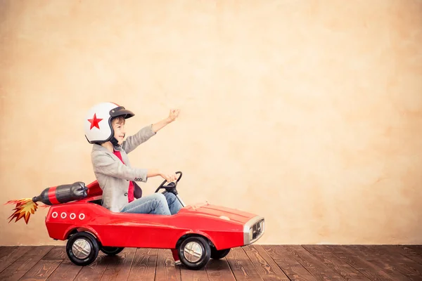 Ragazzo con jet pack che gioca a casa — Foto Stock