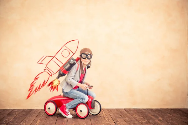 Ragazzo con jet pack a casa — Foto Stock